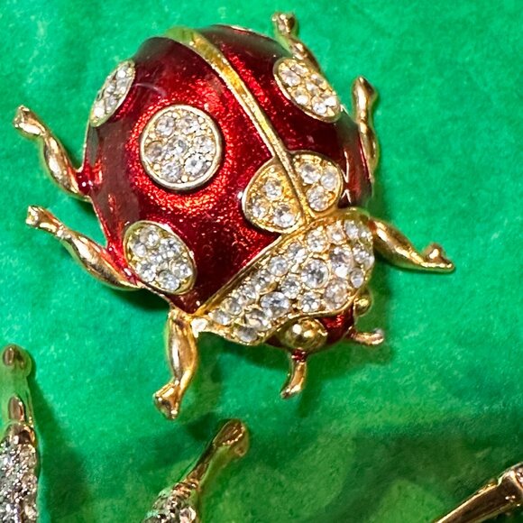 LOT of 4 Enameled Bugs / Insect Brooches / Pins: Spider, Beetle & Bee - Picture 3 of 10